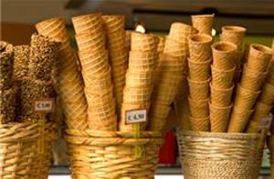 Packaging in the gelato parlour