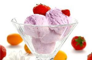 The taste of springtime: gelato with fruit